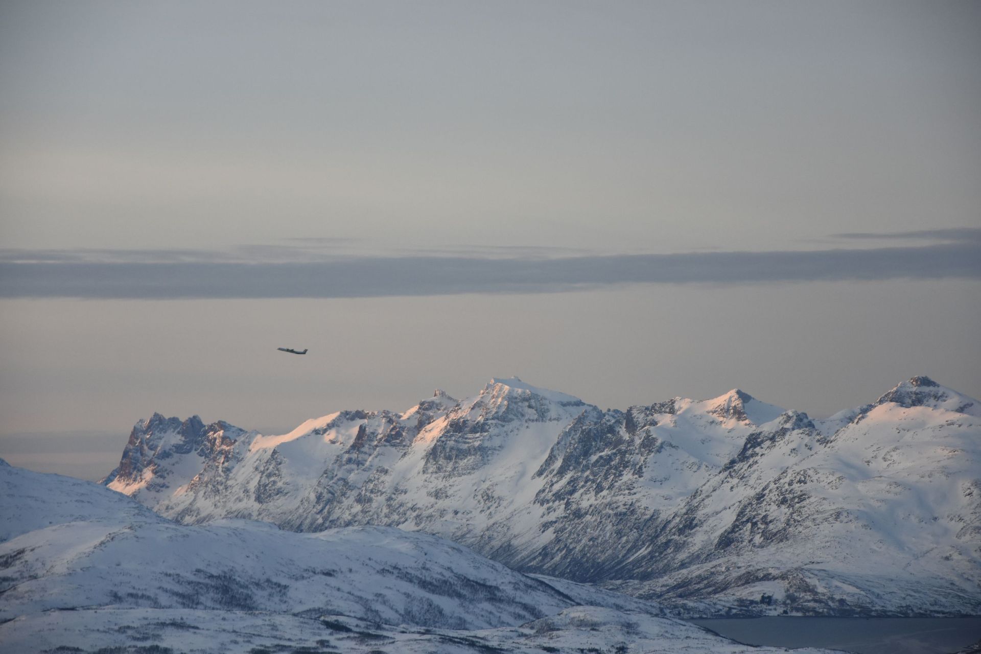 Snødekte fjell utenfor Tromsø